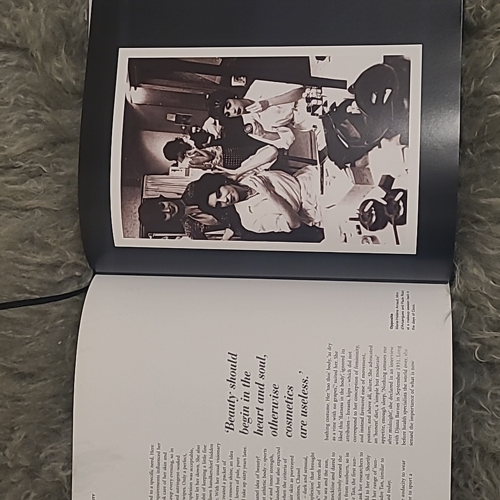 CHANEL COLLECTIONS AND CREATIONS COFFEE TABLE BOOK - Picture 8 of 9